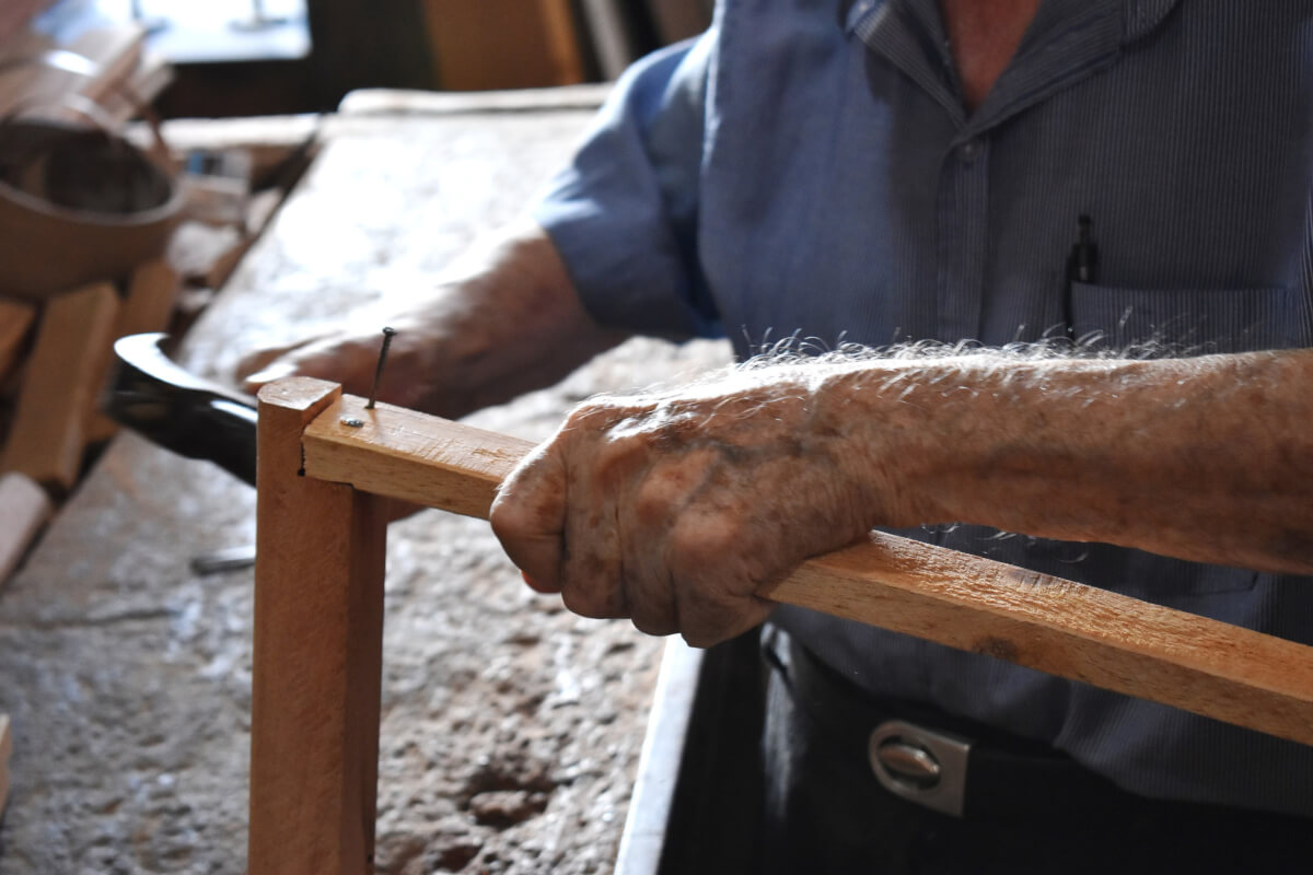 contioutra.com - Aos 89 anos, carpinteiro já fez e doou mais de 10 mil muletas em 48 anos