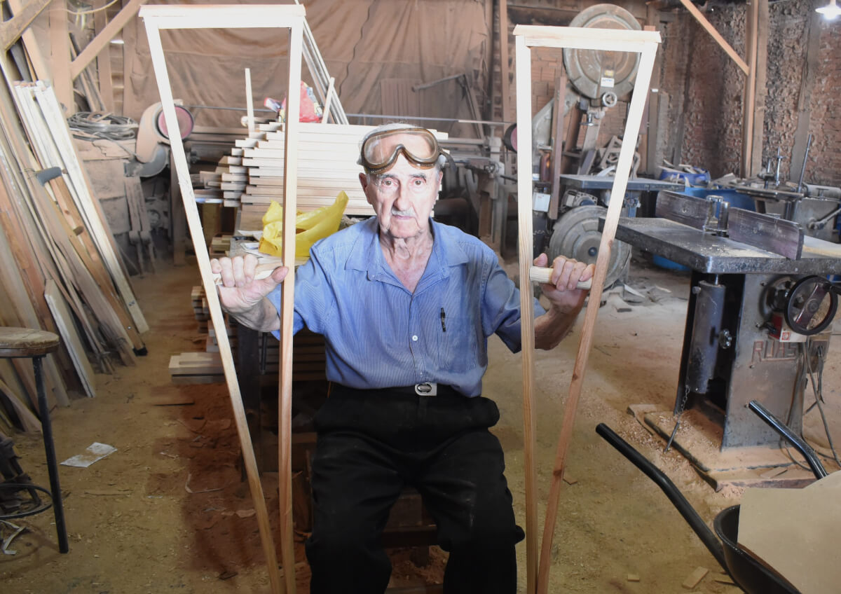 contioutra.com - Aos 89 anos, carpinteiro já fez e doou mais de 10 mil muletas em 48 anos