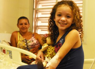 Mulheres se unem para doar brinquedos de pano a crianças internadas em hospital e também saem beneficiadas