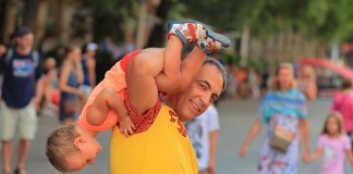 Na Espanha, pais passam a ter licença paternidade de 8 semanas Na Espanha, pais passam a ter licença paternidade de 8 semanas