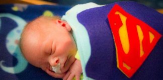 Hospital veste bebês prematuros de super-heróis e surpreende pais