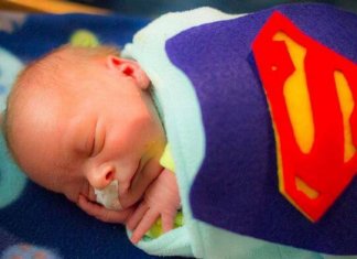 Hospital veste bebês prematuros de super-heróis e surpreende pais