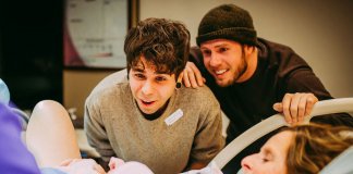 Conheça a história da mulher de 61 anos que engravidou para que filho gay pudesse ser pai