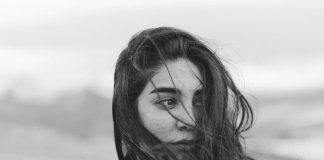 Levanta mulher! Acredita na tua força! Levanta mulher! Acredita na tua força!