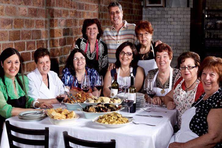 asomadetodosafetos.com - Restaurante decidiu contratar “avós” e agora tem a melhor comida caseira