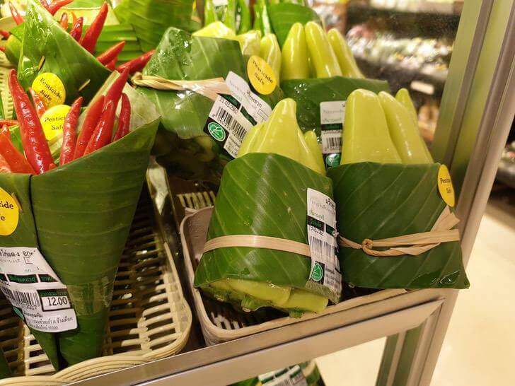 contioutra.com - Supermercado tailandês usa folhas de plátano para embalar alimentos
