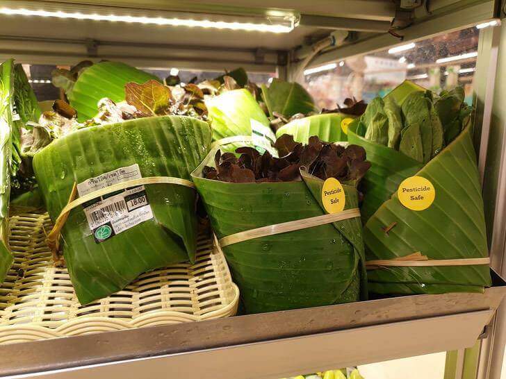 contioutra.com - Supermercado tailandês usa folhas de plátano para embalar alimentos