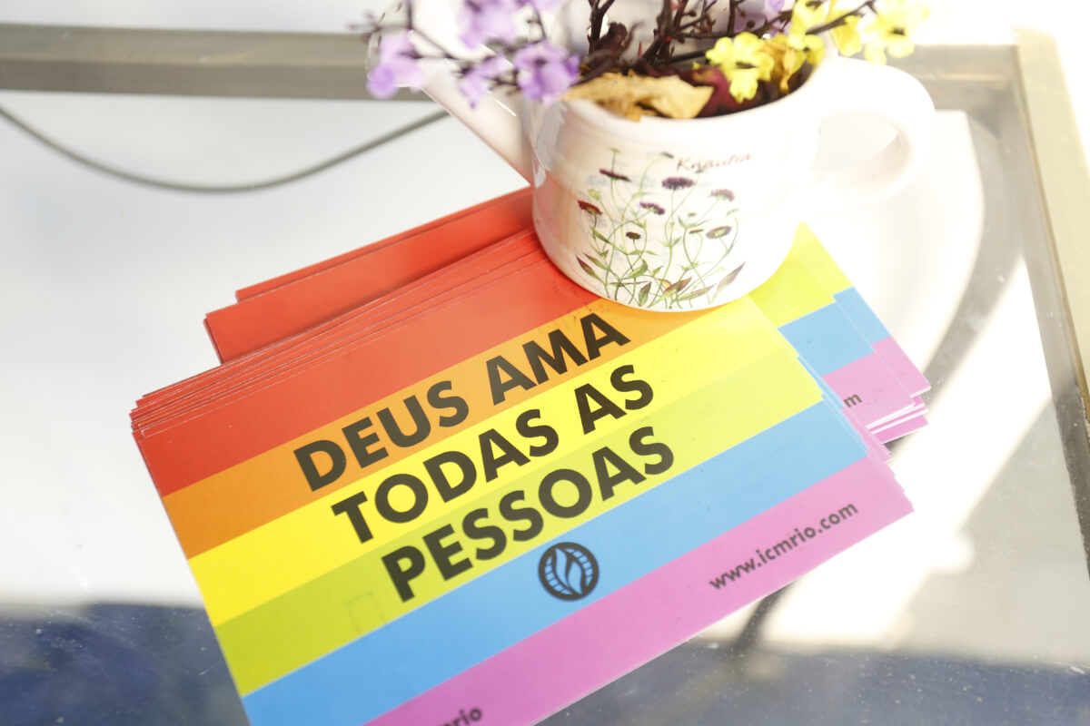 contioutra.com - Jovem dá aulas de inglês a alunos transexuais e travestis em sede de igreja no Rio