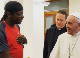 Aqueles que rejeitam homossexuais “não têm coração humano”, afirma Papa