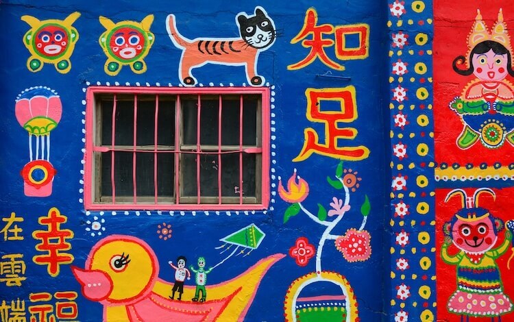 asomadetodosafetos.com - Idoso de 97 anos salva a aldeia pintando as casas com arte colorida