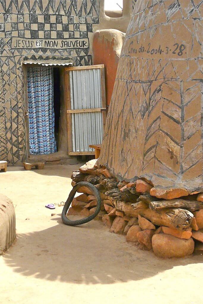 contioutra.com - A aldeia africana onde cada casa é uma obra de arte