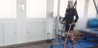 Pesquisa liderada por cientista brasileiro faz dois paraplégicos caminharem