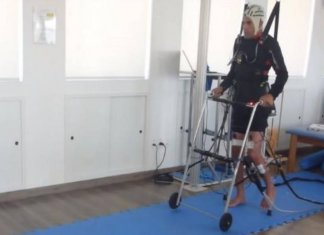 Pesquisa liderada por cientista brasileiro faz dois paraplégicos caminharem