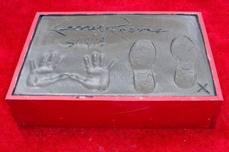 asomadetodosafetos.com - Keanu Reeves imortalizou suas impressões na “Calçada da Fama”.