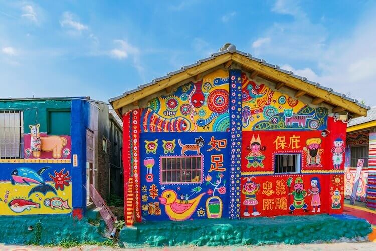 contioutra.com - Idoso de 97 anos salva a aldeia pintando as casas com arte colorida
