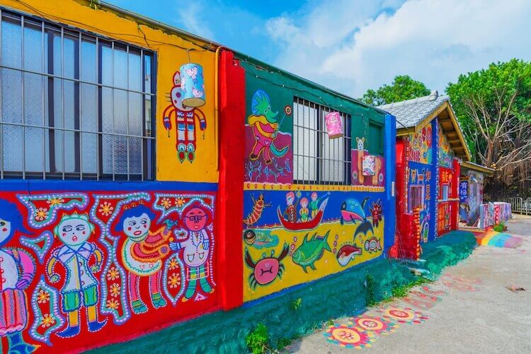 contioutra.com - Idoso de 97 anos salva a aldeia pintando as casas com arte colorida