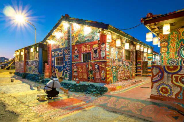 asomadetodosafetos.com - Idoso de 97 anos salva a aldeia pintando as casas com arte colorida