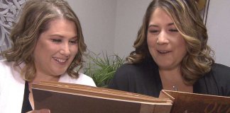 Não era só coincidência: Vizinhas de bairro com incrível semelhança descobrem que são irmãs Não era só coincidência: Vizinhas de bairro com incrível semelhança descobrem que são irmãs