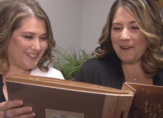 Não era só coincidência: Vizinhas de bairro com incrível semelhança descobrem que são irmãs