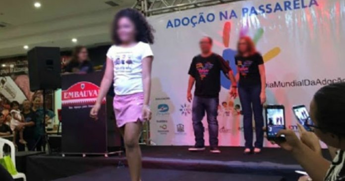 ADOÇÃO Evento é criticado por colocar crianças desfilando em passarela para serem adotadas