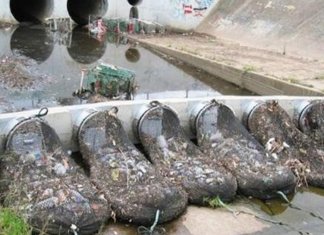 Cidade da Austrália usa método muito simples para remover lixo plástico da água