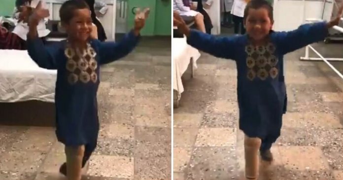 Menino afegão de 5 anos ganha uma perna protética e dança em comemoração