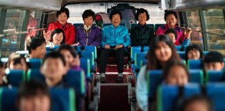 Com turmas vagas por falta de alunos, escola na Coreia do Sul matricula vovós analfabetas