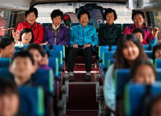 Com turmas vagas por falta de alunos, escola na Coreia do Sul matricula vovós analfabetas