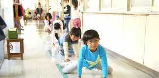 No Japão, alunos limpam banheiros da escola para aprender sobre coletividade e valorização do patrimônio