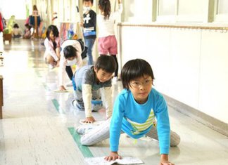 No Japão, alunos limpam banheiros da escola para aprender sobre coletividade e valorização do patrimônio
