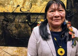 Indígena brasileira é honrada em prêmio de direitos humanos que já contemplou Malala e Mandela