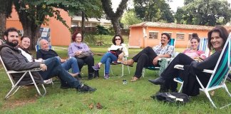 Em cadeiras de praia e na sombra de árvores, psicanalistas oferecem sessões gratuitas à população