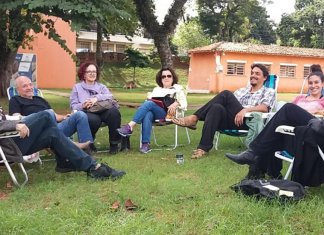 Em cadeiras de praia e na sombra de árvores, psicanalistas oferecem sessões gratuitas à população