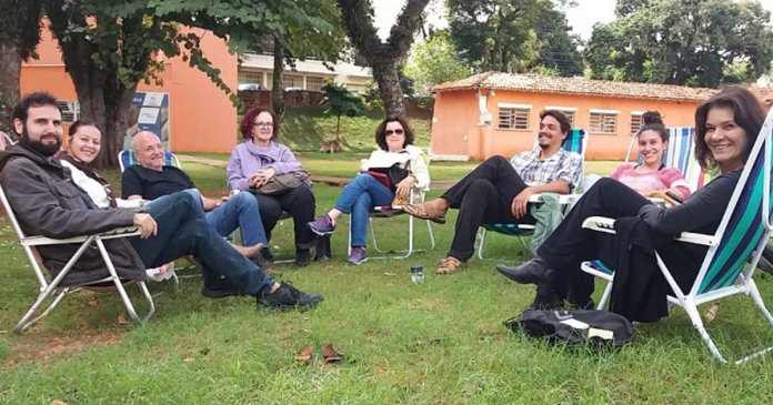 Em cadeiras de praia e na sombra de árvores, psicanalistas oferecem sessões gratuitas à população