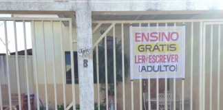 Professora aposentada dá aulas gratuitas em casa a adultos analfabetos Professora aposentada dá aulas gratuitas em casa a adultos analfabetos