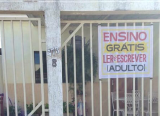 Professora aposentada dá aulas gratuitas em casa a adultos analfabetos