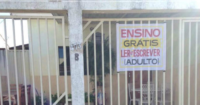 Professora aposentada dá aulas gratuitas em casa a adultos analfabetos