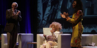 Em meio a lágrimas e defesa da educação, Elza Soares recebe título de doutora honoris causa da UFRGS