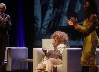 Em meio a lágrimas e defesa da educação, Elza Soares recebe título de doutora honoris causa da UFRGS