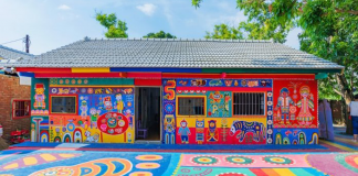 Idoso de 97 anos salva a aldeia pintando as casas com arte colorida