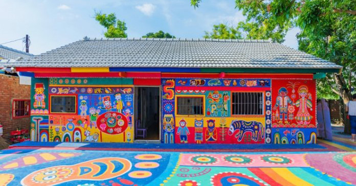 Idoso de 97 anos salva a aldeia pintando as casas com arte colorida