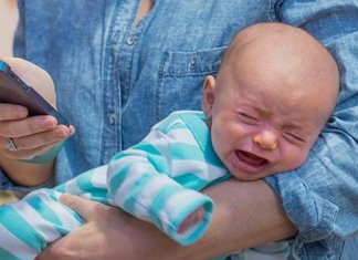 A geração de filhos que se sentem trocados pelo celular dos pais