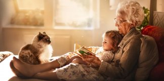 Fotógrafa registra intimidade entre avós e netos porque ninguém fez isso por ela na infância