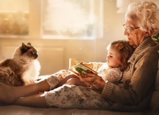 Fotógrafa registra intimidade entre avós e netos porque ninguém fez isso por ela na infância