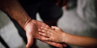 Mulher já ajudou 600 pessoas a colocarem o nome do pai na certidão Mulher já ajudou 600 pessoas a colocarem o nome do pai na certidão