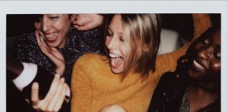 Quem tem amigas tem crises de riso Quem tem amigas tem crises de riso