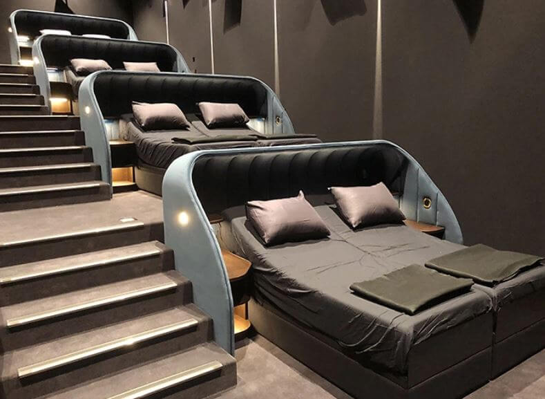 contioutra.com - Sala de cinema substitui assentos comuns por camas de casal