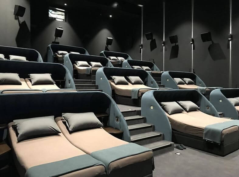 contioutra.com - Sala de cinema substitui assentos comuns por camas de casal