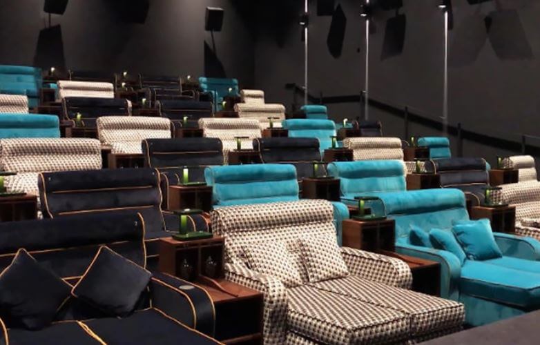 contioutra.com - Sala de cinema substitui assentos comuns por camas de casal