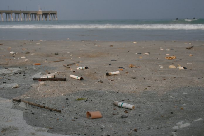 Cigarro ultrapassa o plástico como maior responsável por poluição dos oceanos